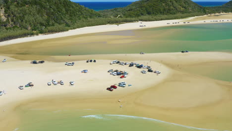 Luft-4K-Drohne-über-4WD-Autos-Mit-Sandstrand-Camping-Setup-An-Der-Australischen-Türkisfarbenen-Küste