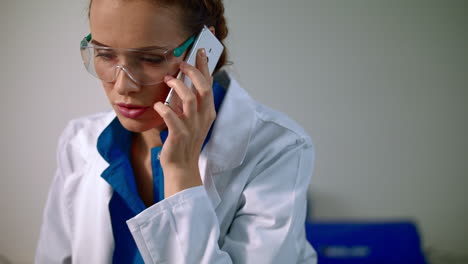 Mujer-Científica-Hablando-Por-Teléfono.-Mujer-Científica-Hablando-Por-Teléfono