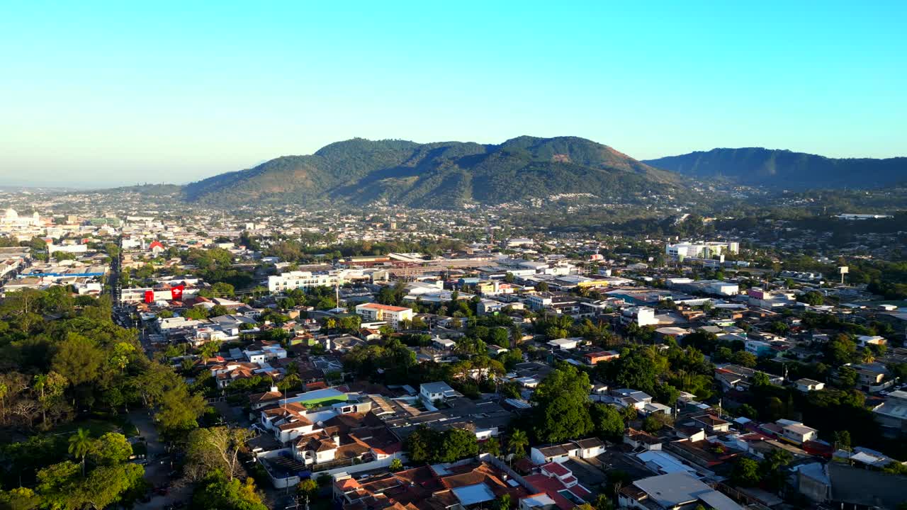 Vista aerea di un quartiere urbano nella città di San Salvador con montagne
