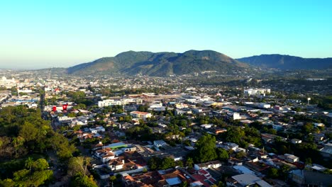 vista aérea barrio urbano en la ciudad de san salvador con montañas