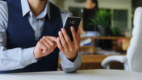 ejecutivo usando teléfono móvil en la oficina 4k