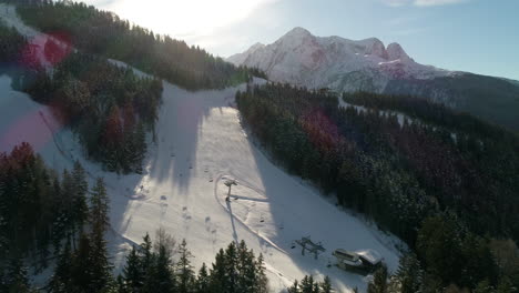 pintoresca vista alta sobre la pista de esquí alpina en invierno