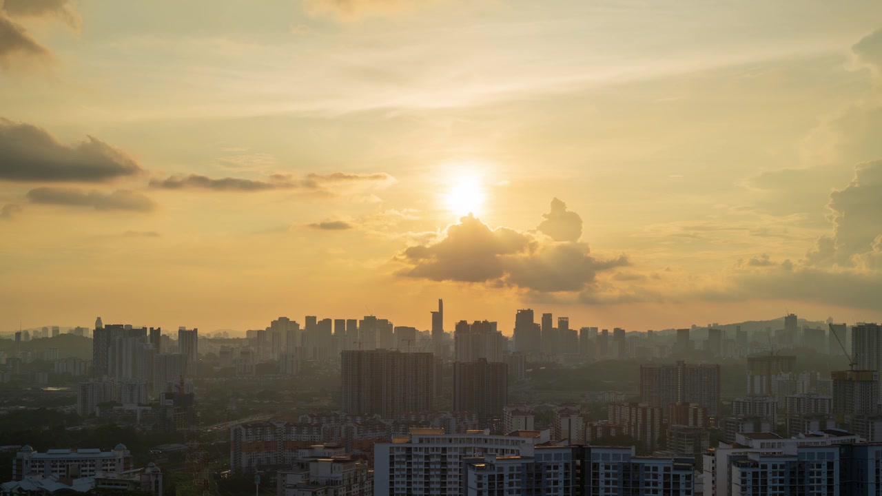 Vista aérea de time-lapse dramático do pôr do sol atrás da Menara Telekom em Petaling Jaya, Kuala Lumpur.