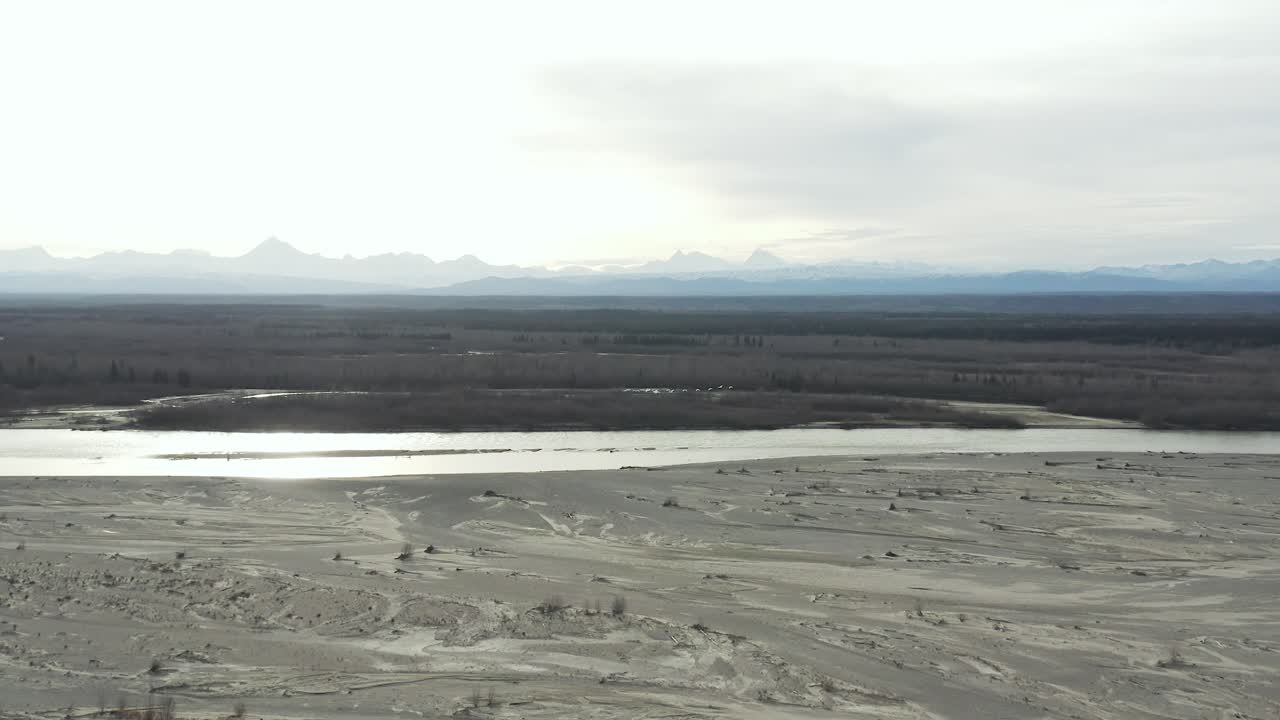 un dron rastrea una bandada de pájaros en las montañas de alaska