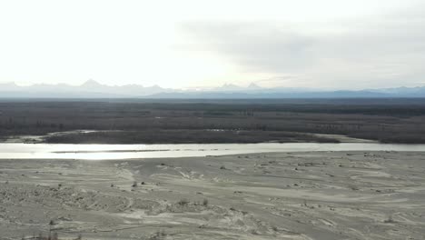 Un-Dron-Rastrea-Una-Bandada-De-Pájaros-En-Las-Montañas-De-Alaska