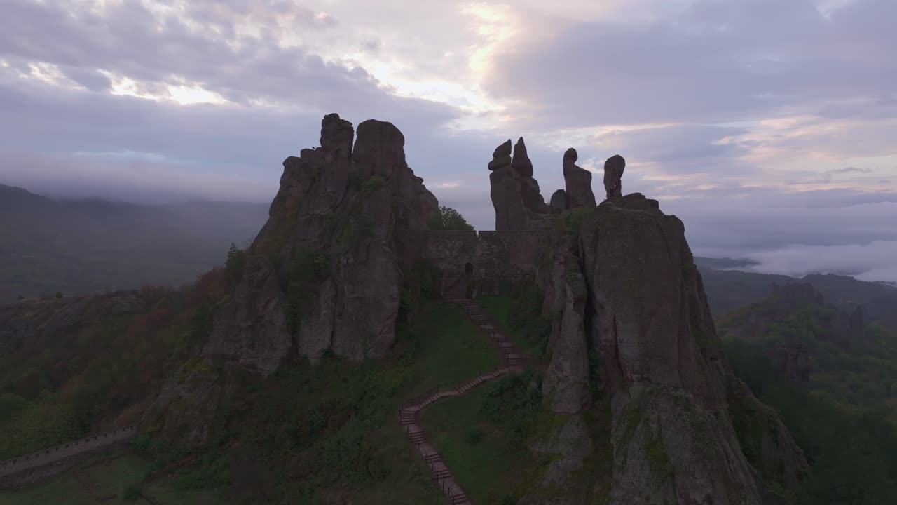 Pháo đài cổ bao phủ trong sương mù và vách đá ghềnh, Belogradchik, Bulgaria