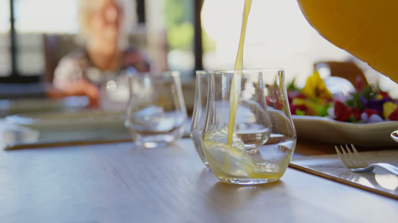 primer plano del jugo que se vierte en un vaso 4k