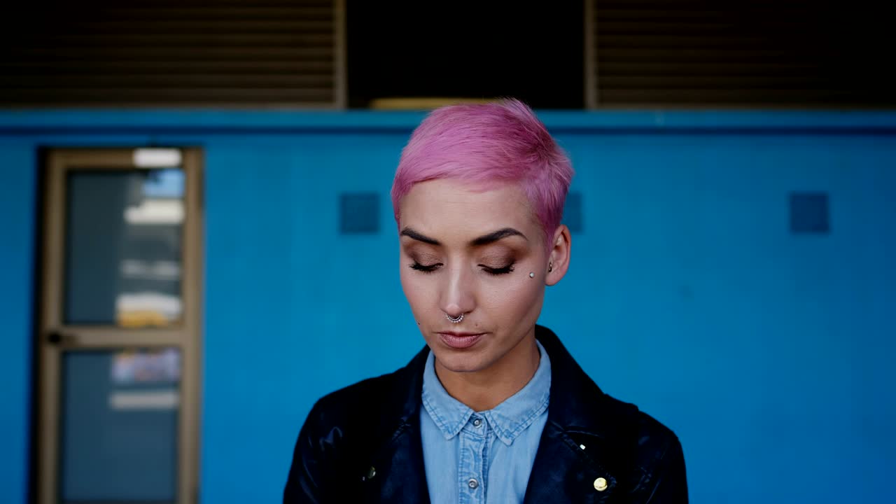 mujer de cabello rosa hablando por teléfono móvil 4k