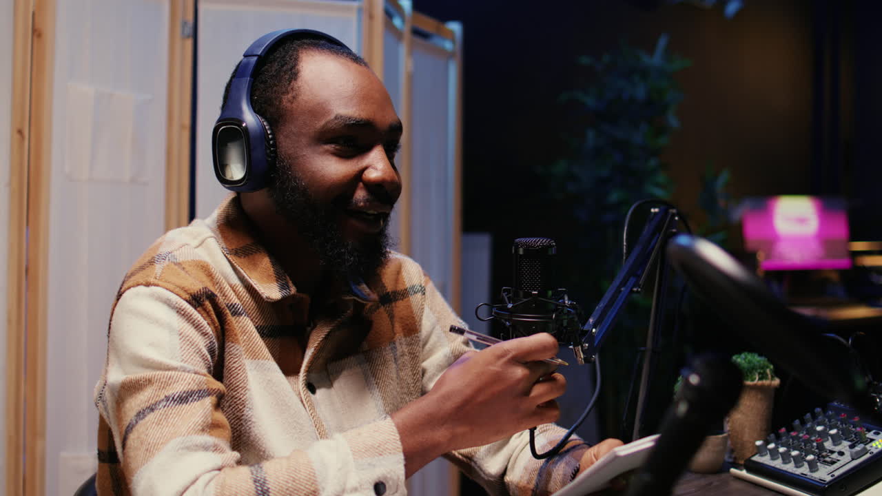 zoom en el hombre en el podcast discutiendo con el invitado durante la transmisión de maratón