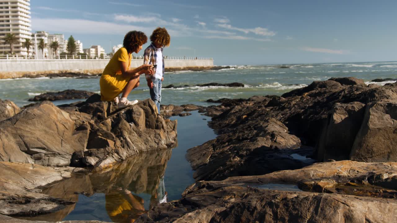 Madre e figlio che si divertono insieme in spiaggia