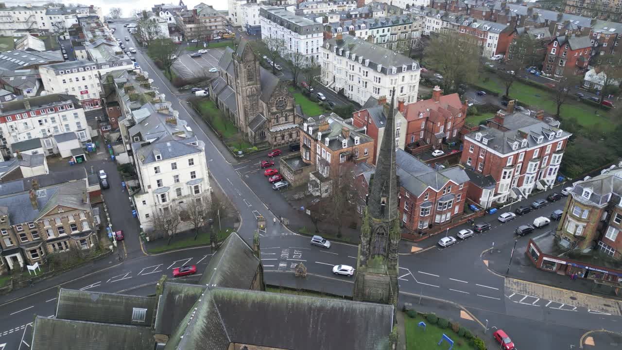 영국의 스카버러에서 낮에 아름다운 빈티지 스카버루 베이의 영화적인 드론