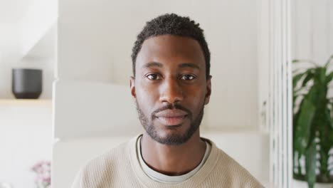 retrato de un feliz hombre afroamericano mirando a la cámara y sonriendo