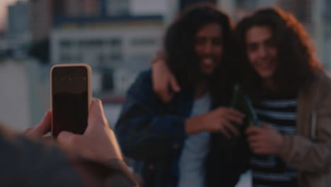 amigos felices pasando el rato en la azotea posando para una foto disfrutando de la celebración de la fiesta de fin de semana divirtiéndose compartiendo amistad al atardecer