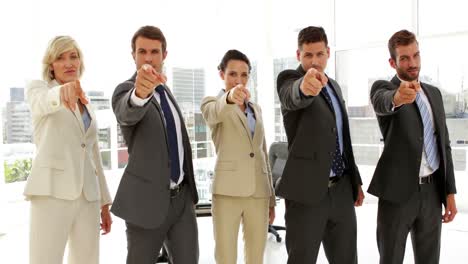personas de negocios apuntando a la cámara