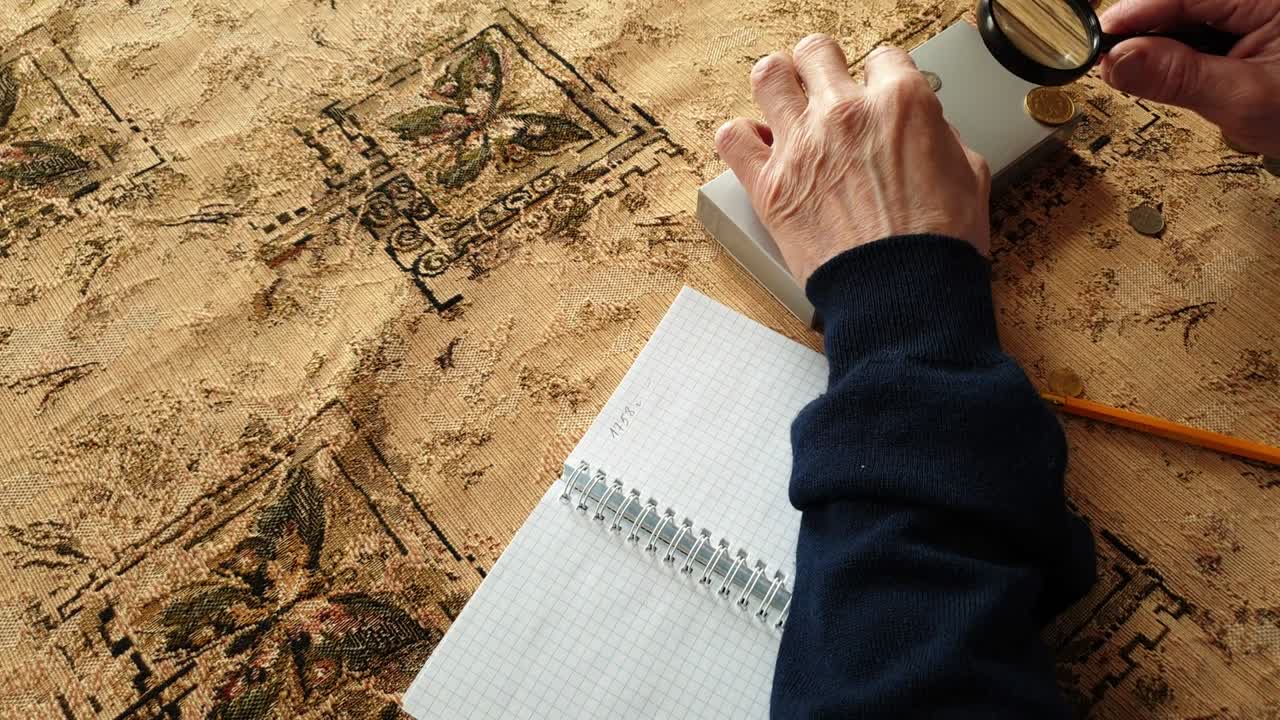 оценщик монет. коллекционер монет. человек рассматривает древние монеты.