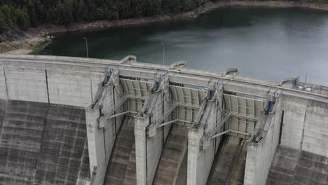 panorámica aérea de las puertas del vertedero de la presa de ribeiradio, sever do vouga