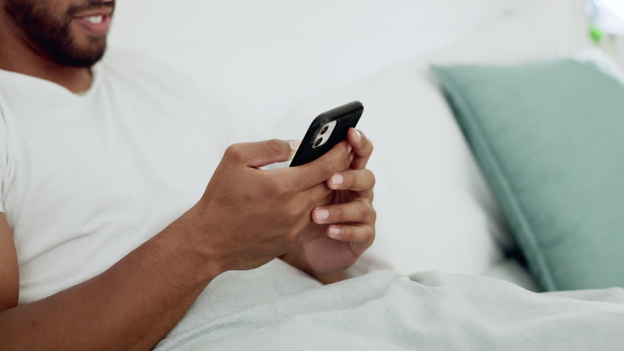 escribiendo, cama y manos de un hombre con un teléfono