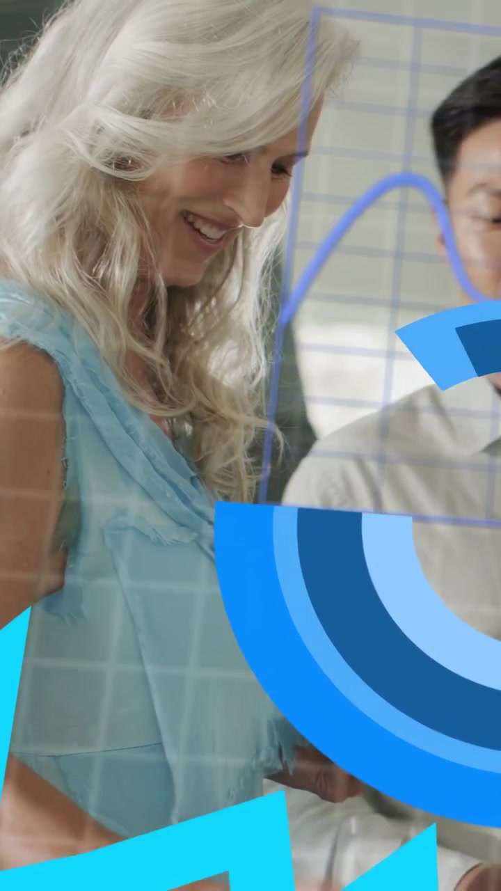 Video vertical: Mujer mayor bebiendo vino en un evento, con 'RECOPILANDO DATOS' apareciendo y gráficos de negocios superpuestos.