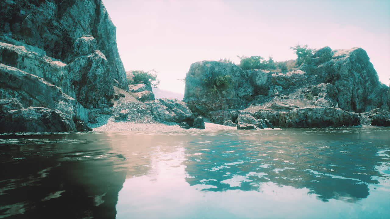 hermosa orilla rocosa con aguas tranquilas