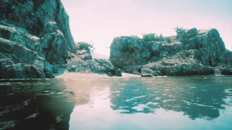 hermosa orilla rocosa con aguas tranquilas