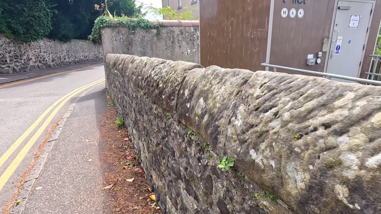 스코틀랜드의 파이프 (fife) 에 있는 모시 스톤 월 (mossy stone wall) 의 경로