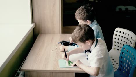 alumnos niños pequeños hacen sus tareas 12