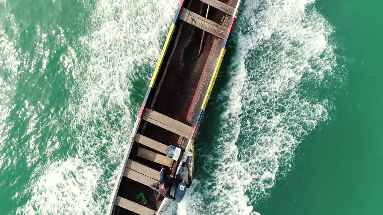 바다에서 움직이는 카누를 따르는 드론