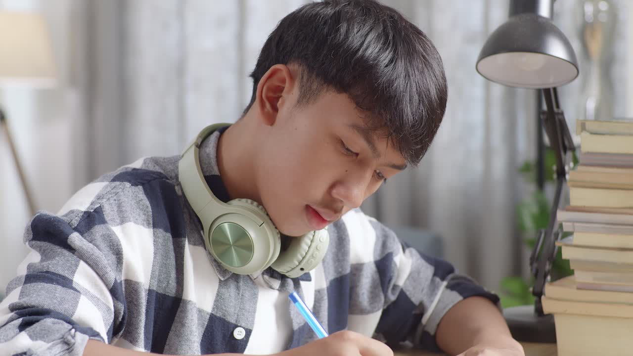 십대 아이가 공부하는 동안 두통을 겪고 있습니다.