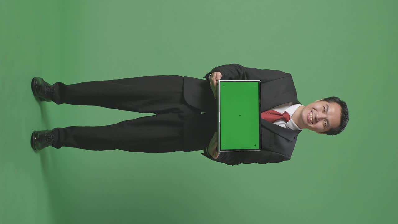 hombre de negocios con una computadora portátil en la pantalla verde