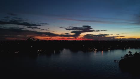 Video-Aéreo-De-4k-De-La-Puesta-De-Sol-Sobre-La-Bahía-En-San-Petersburgo,-Florida