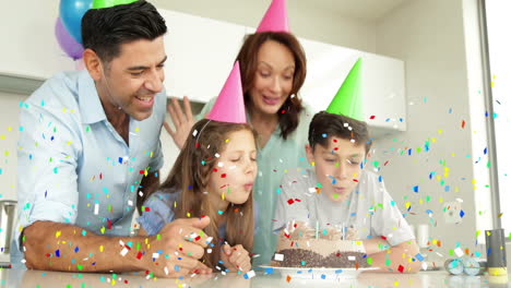 familia celebrando cumpleaños con animación de confeti sobre niños soplando velas