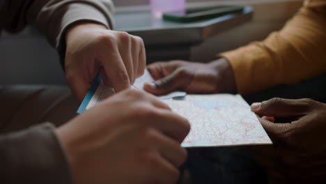 amigos mirando el mapa