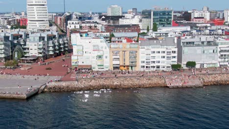 Busy-day-by-the-dock-in-Västra-hamnen,-Malmö-Sweden