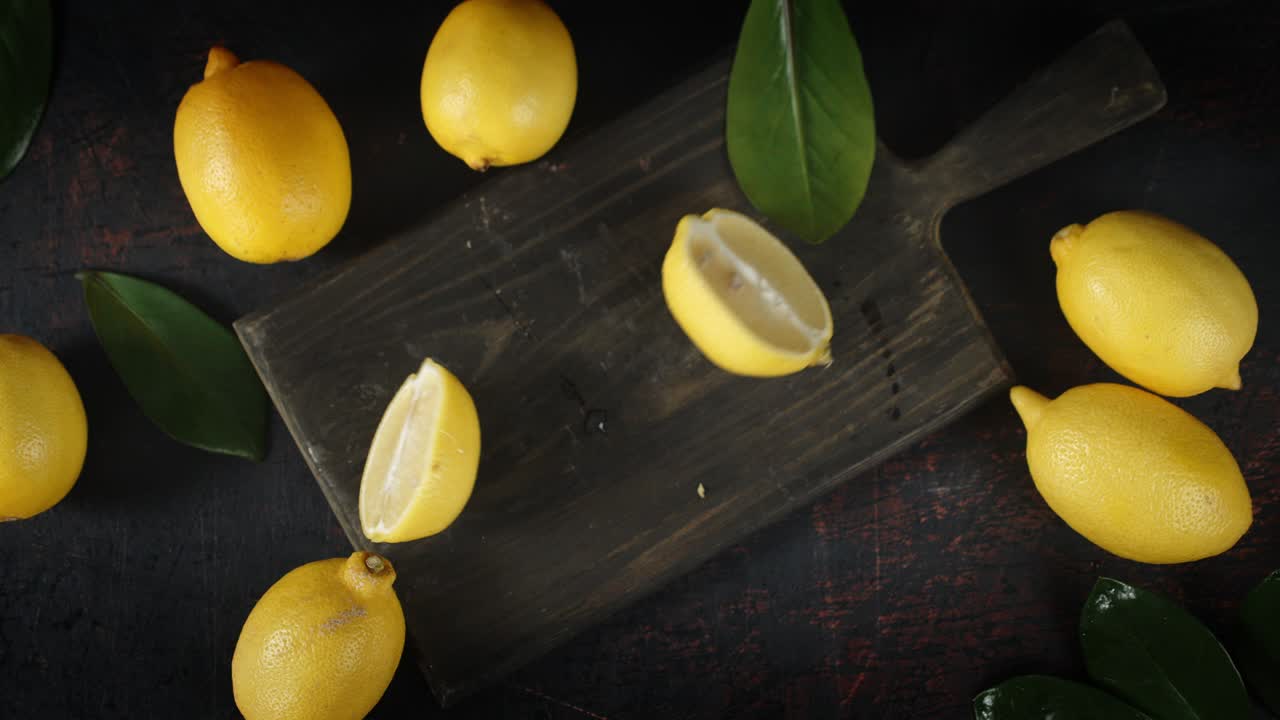 la mano de un hombre con un cuchillo cortó el limón en dos mitades.