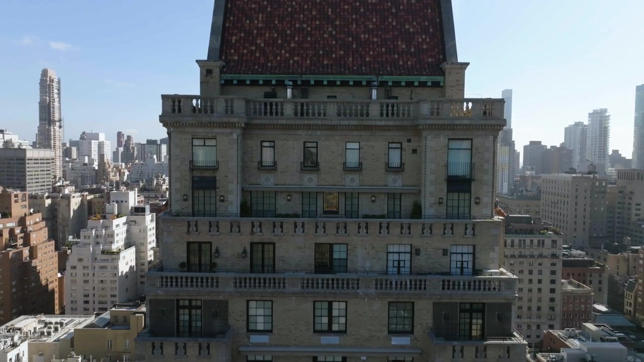 Ripresa aerea in discesa di Lenox Hill e dell'edificio al 825 della Fifth Avenue a New York City