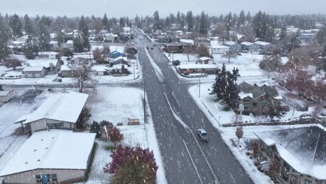 Vista-Aérea-De-Un-Camión-Conduciendo-A-Través-De-La-Nieve-En-Un-Barrio-Suburbano