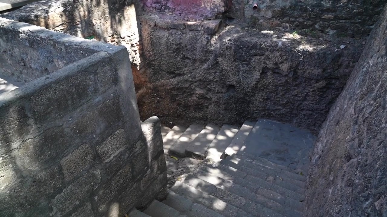 Escaleras de piedra en el Fuerte Jesús en Mombasa, Kenia.