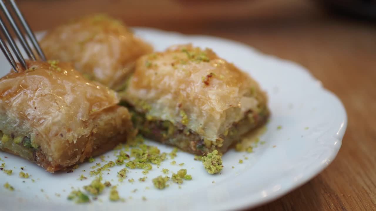 Turkkilainen baklava pistaasipähkinöillä