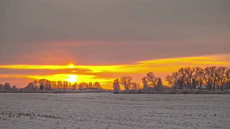 Zeitraffer-Des-Gelb-orangefarbenen-Sonnenuntergangs-Im-Ländlichen-Winterwunderland