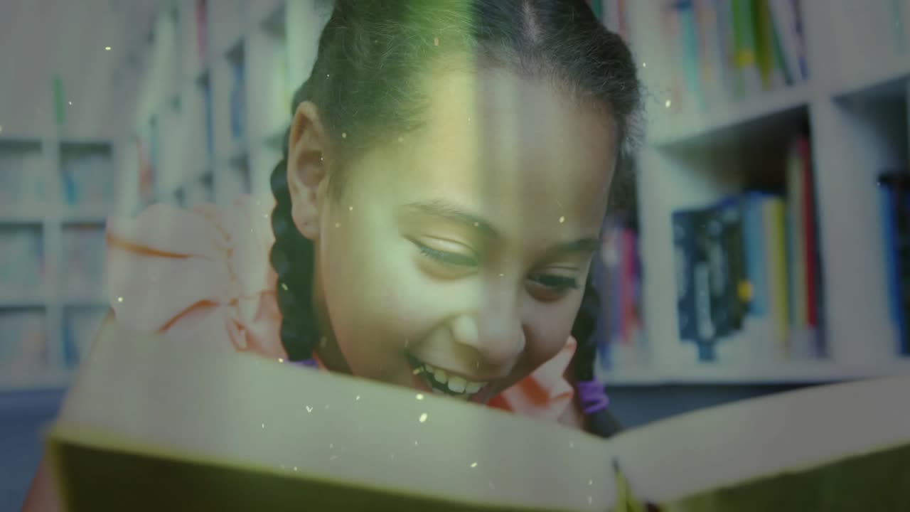 Ragazza sdraiata sul pavimento della biblioteca che sbircia in un libro e fa apparire scintille, mostrando la gioia della lettura nell'istruzione.