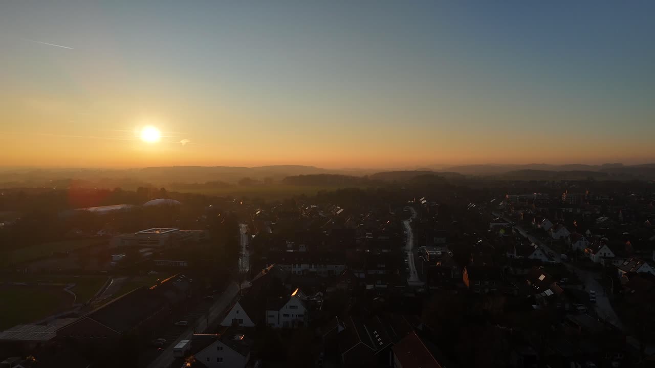 toma aérea de establecimiento de la ciudad estadounidense con barrio encantador. hora de la puesta de sol por la noche. toma amplia hacia adelante. edificios y casas con paneles solares en el techo.