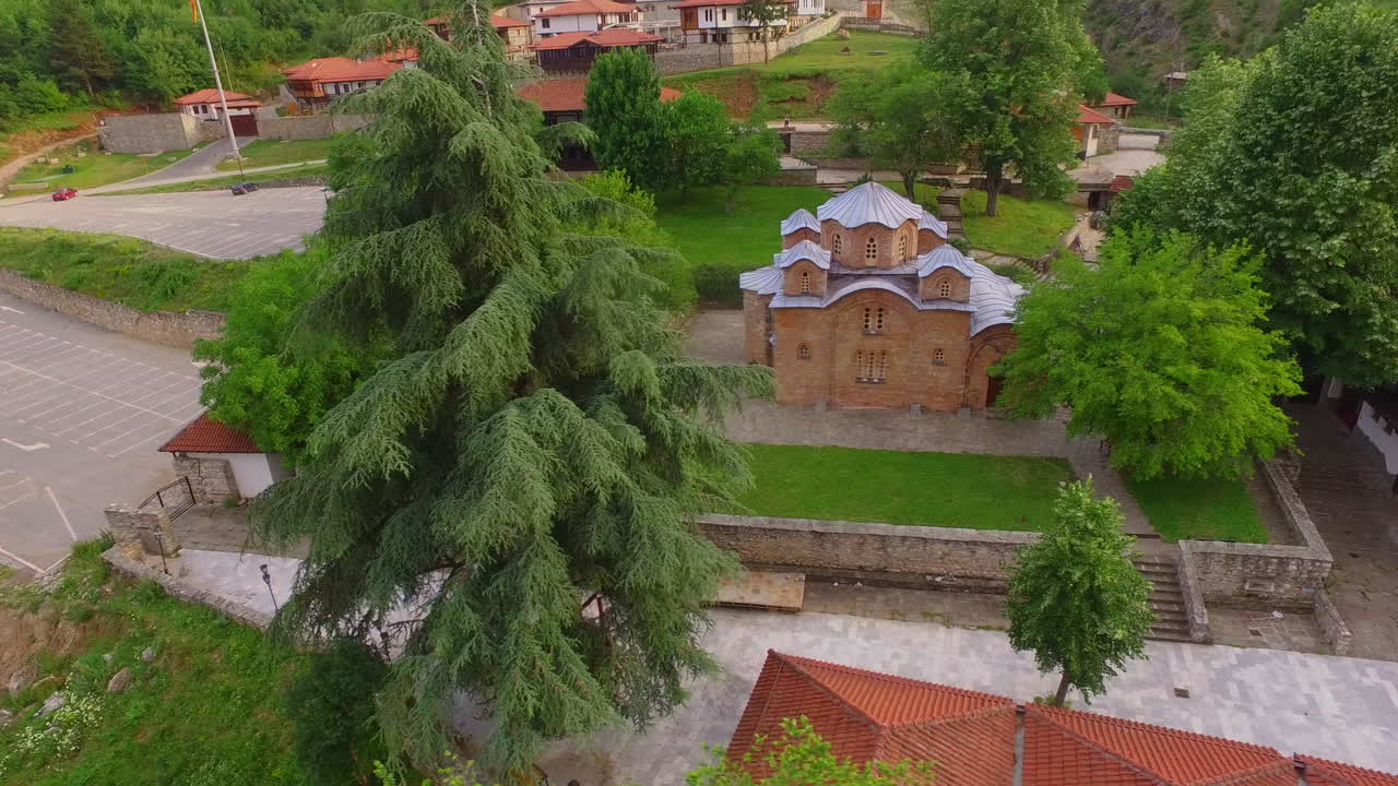toma panorámica aérea de villa resort en medio del bosque