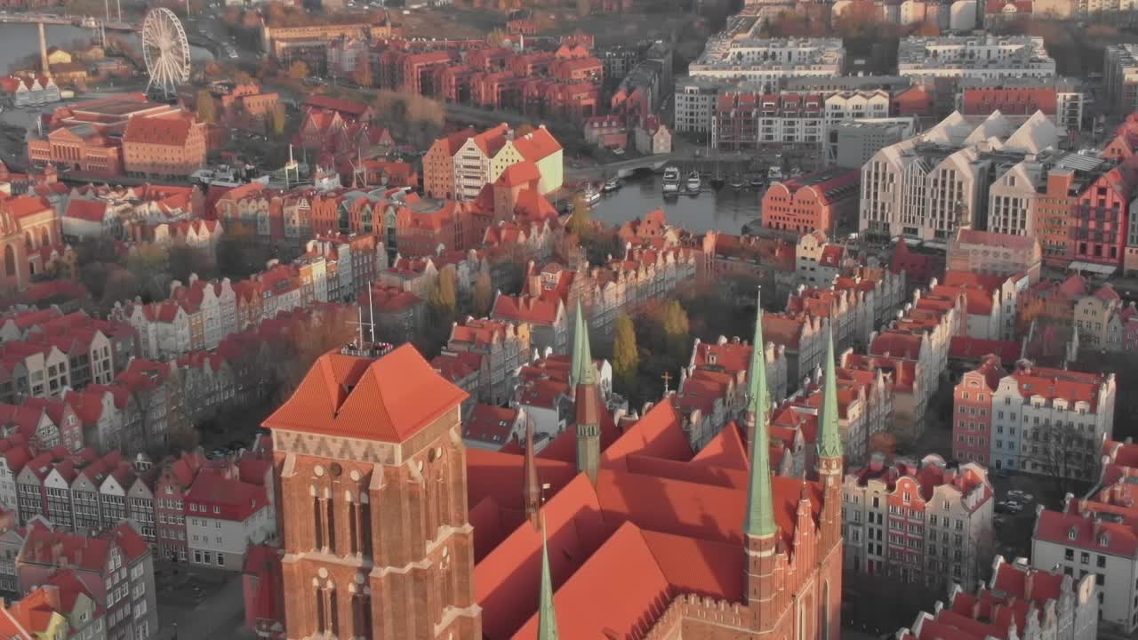 Виды Гданьска с крышами, зданиями и рекой в дневное время.