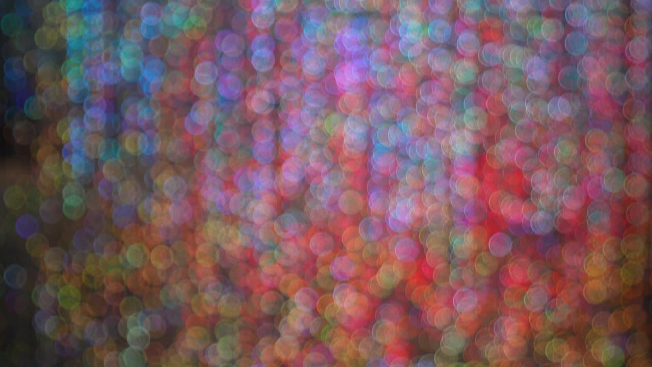 반이는 재료와 불빛으로 인한 밝은 색으로 흐릿한 보케