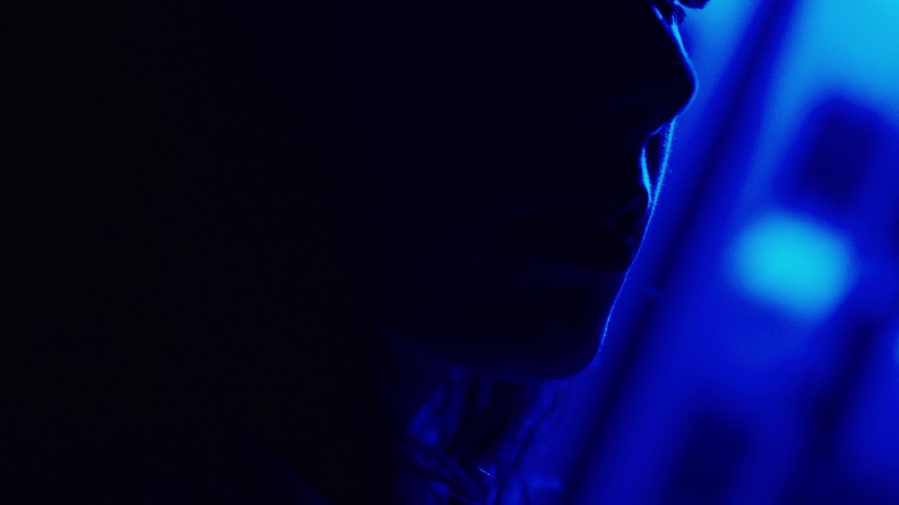 Silhouette di donna in luce blu scuro, atmosfera misteriosa