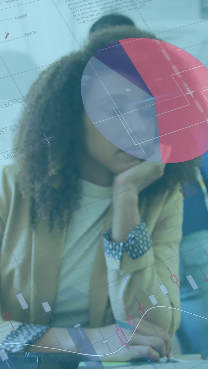 Animação de processamento de dados sobre empresária afro-americana trabalhando no escritório