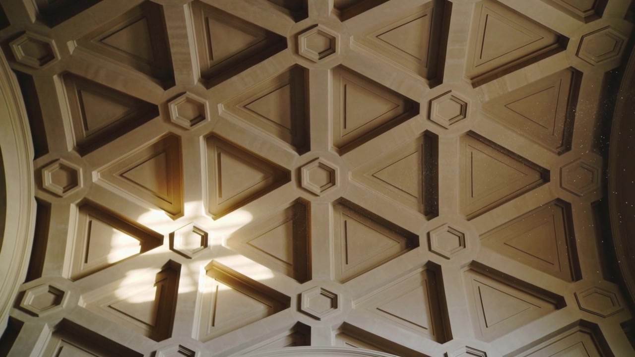 Luce solare mutevole che entra da un'apertura, rivelando una cupola a cassettoni in una rotonda, mostrando la polvere mentre il sole si sposta.