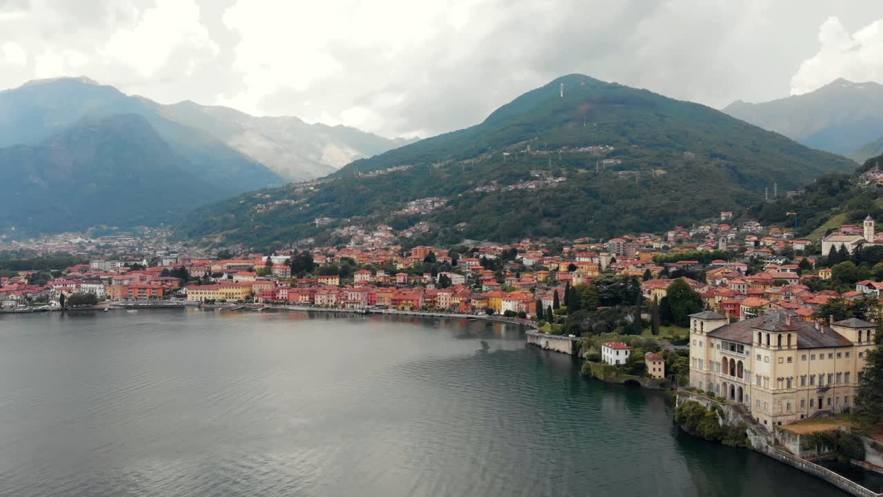 imágenes panorámicas de domaso, un pequeño municipio en la provincia de como en la región italiana de lombardía, italia a lo largo de las montañas y la costa del lago como
