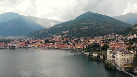 4K-Panorama-Drohnenaufnahmen-Von-Domaso,-Einer-Kleinen-Gemeinde-In-Der-Provinz-Como-In-Der-Italienischen-Region-Lombardei,-Italien-Entlang-Der-Berge-Und-Der-Küste-Des-Comer-Sees