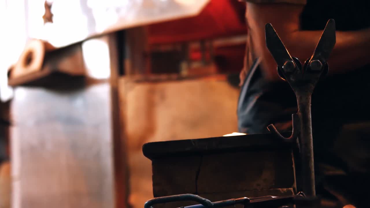 soplador de vidrio que trabaja con vidrio fundido